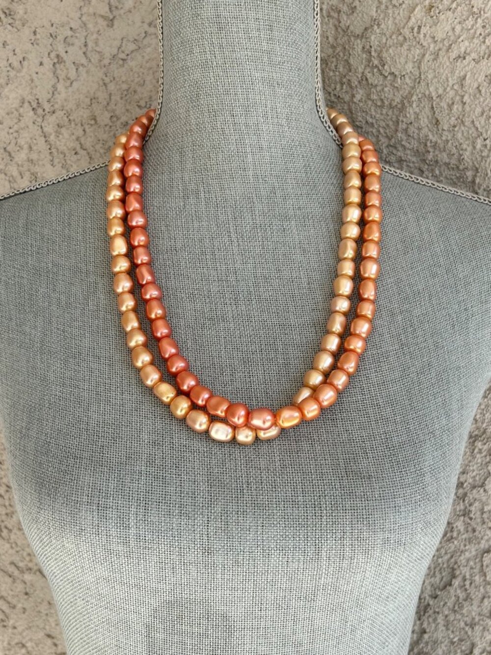 VTG Avon Long Faux Baroque Freshwater Pearl Strand Necklace In Peach &‎ Cream